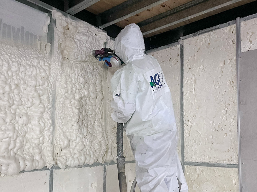 Aplicador realizando aplicação de espuma expansiva em cobertura