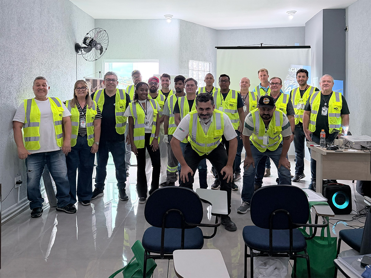 Participantes da imersão AGI Private Group reunidos com certificados